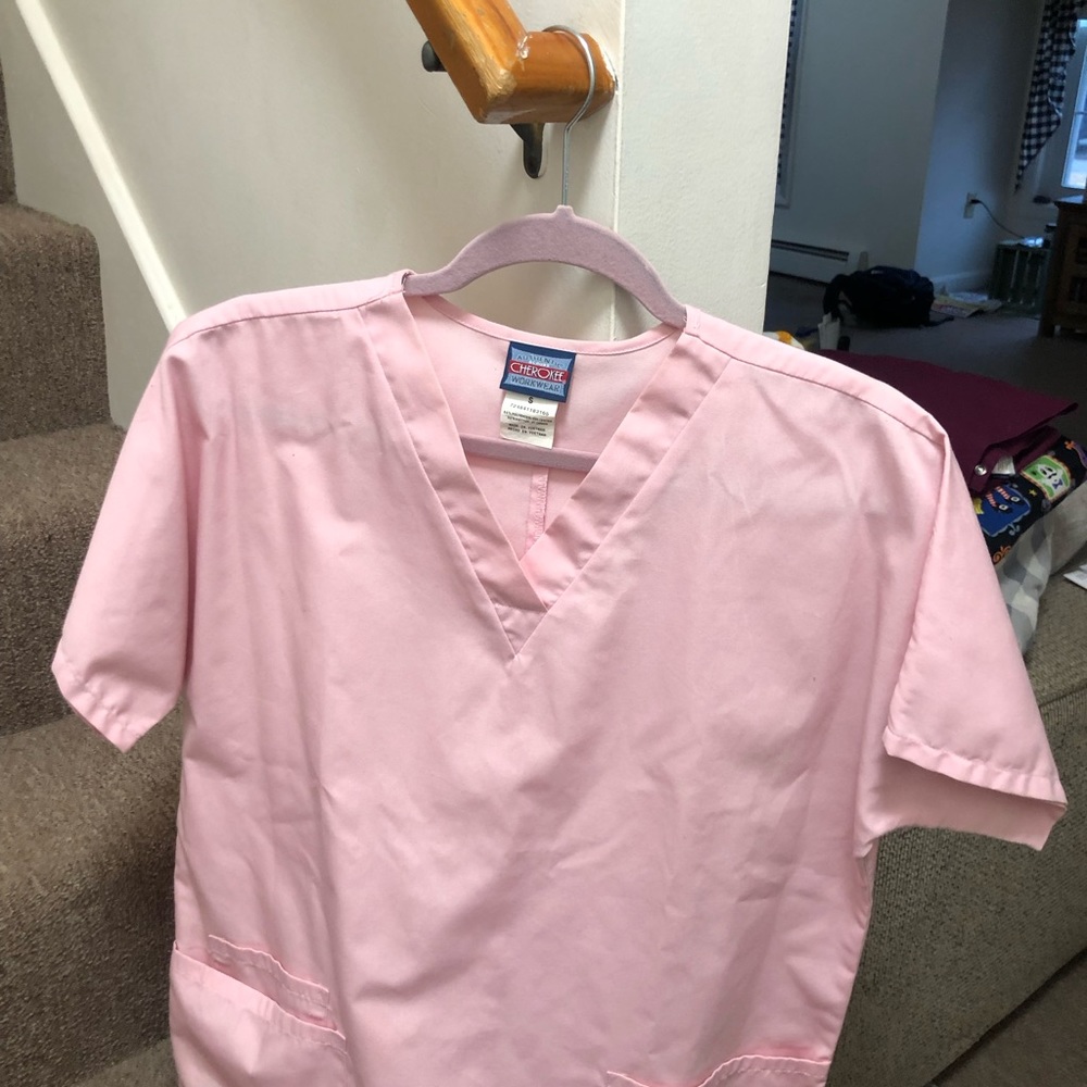 Cherokee scrub top size small pink